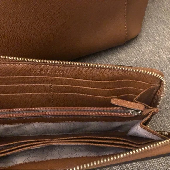 👜Michael Kors  NS Jet Set, with matching Fulton Wallet
👜Color: Brown - Picture 7 of 8